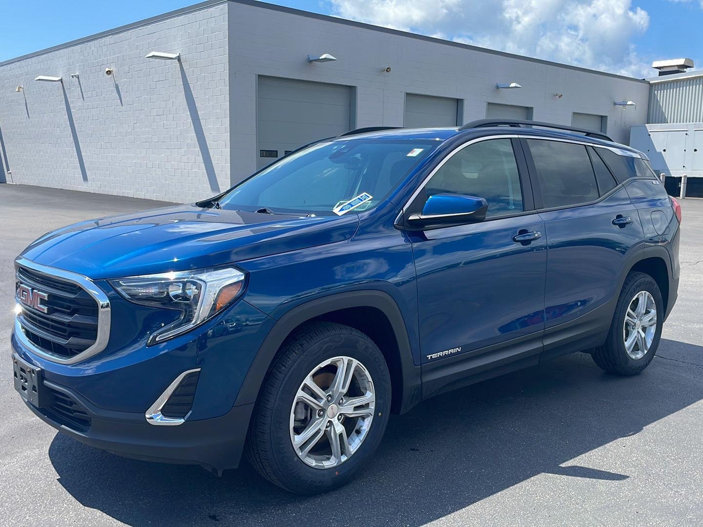 Used 2021 Blue Emerald Metallic GMC SLE image 5