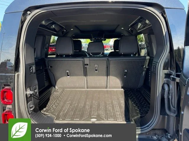 Used 2025  Land Rover X-Dynamic SE image 18