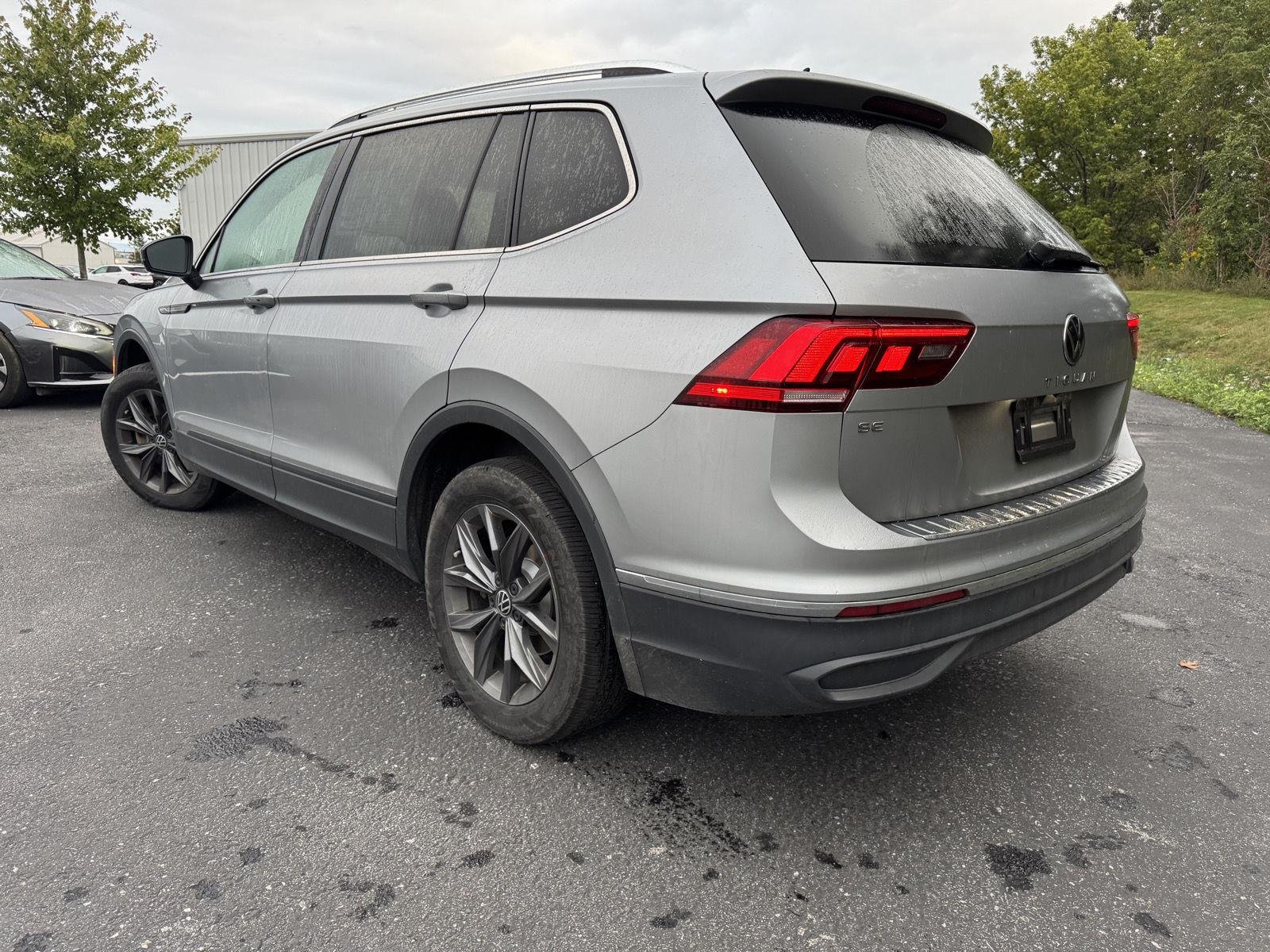 Used 2023 Pyrite Silver Metallic Volkswagen SE image 2