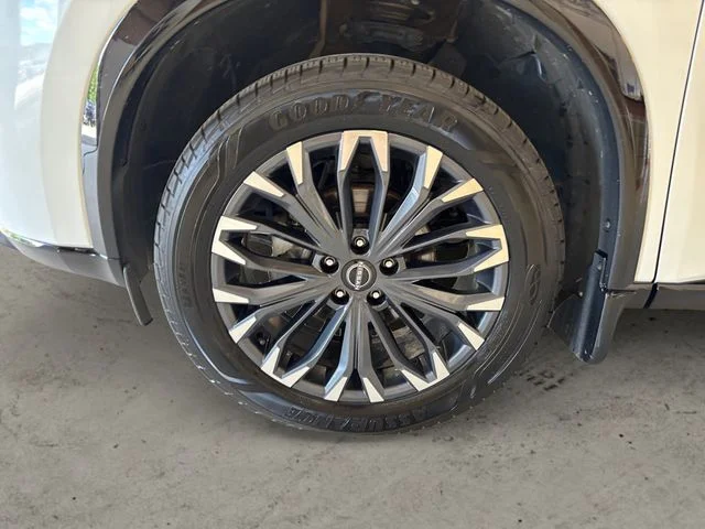 Used 2024 White Nissan Platinum image 15