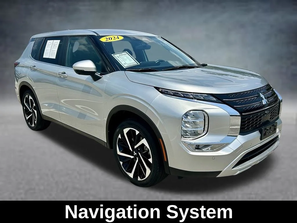 Used 2024 Silver Mitsubishi SE image 3