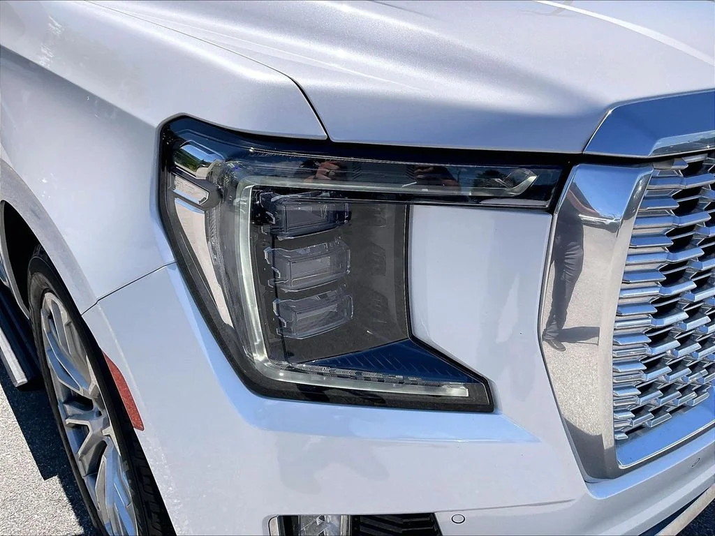 Used 2022 White Frost Tricoat GMC Denali image 32
