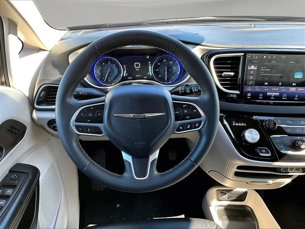 2023 Chrysler Pacifica Touring L - Photo 11
