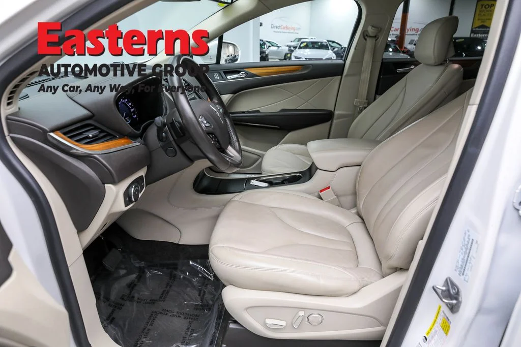 Used 2019 White Lincoln Select image 14