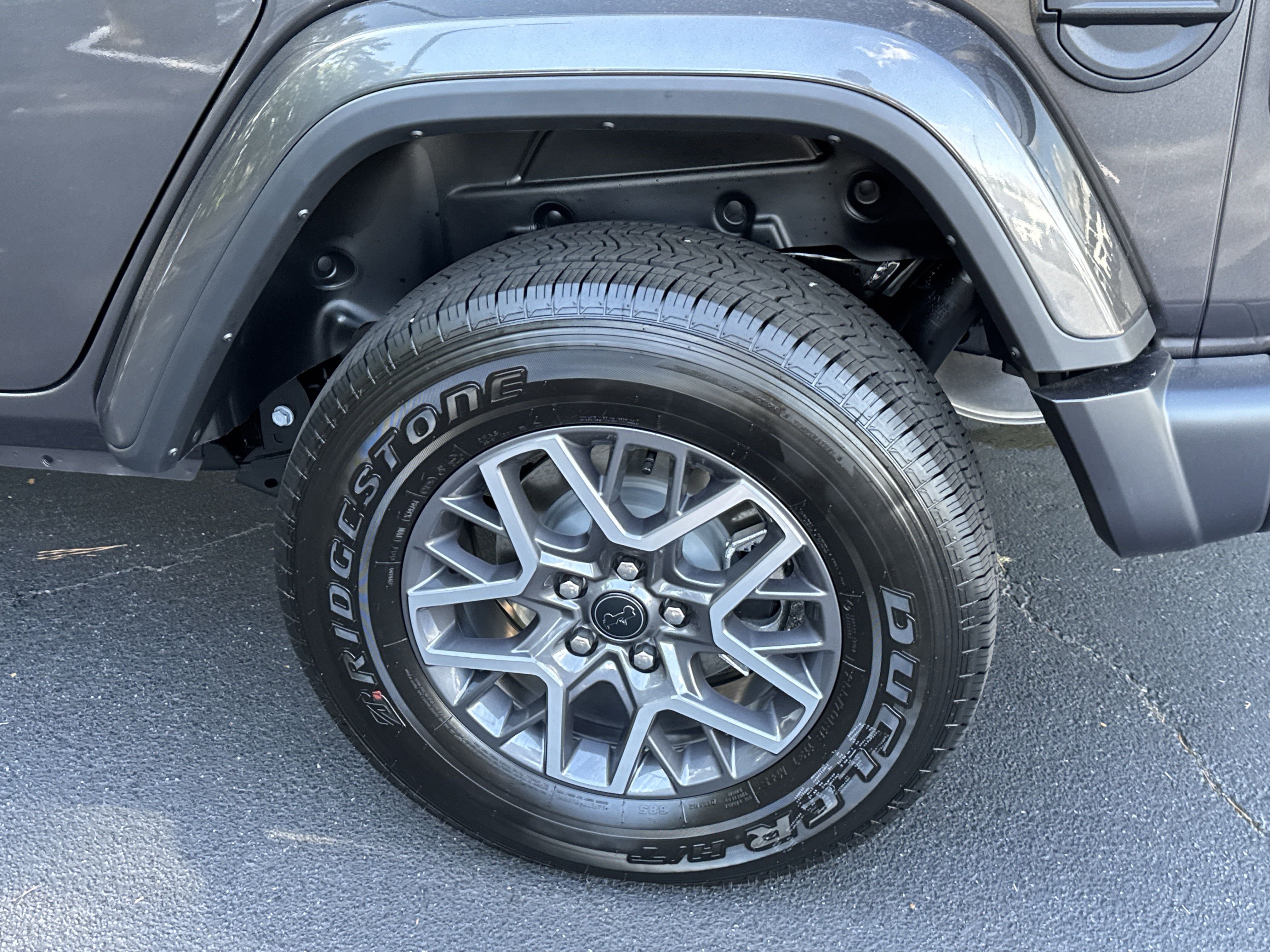 New 2025 Granite Crystal Metallic Clear-Coat Exterior Paint Jeep Sahara image 13