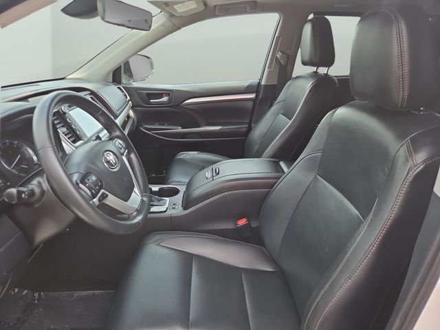 Used 2019 White Toyota XLE image 32