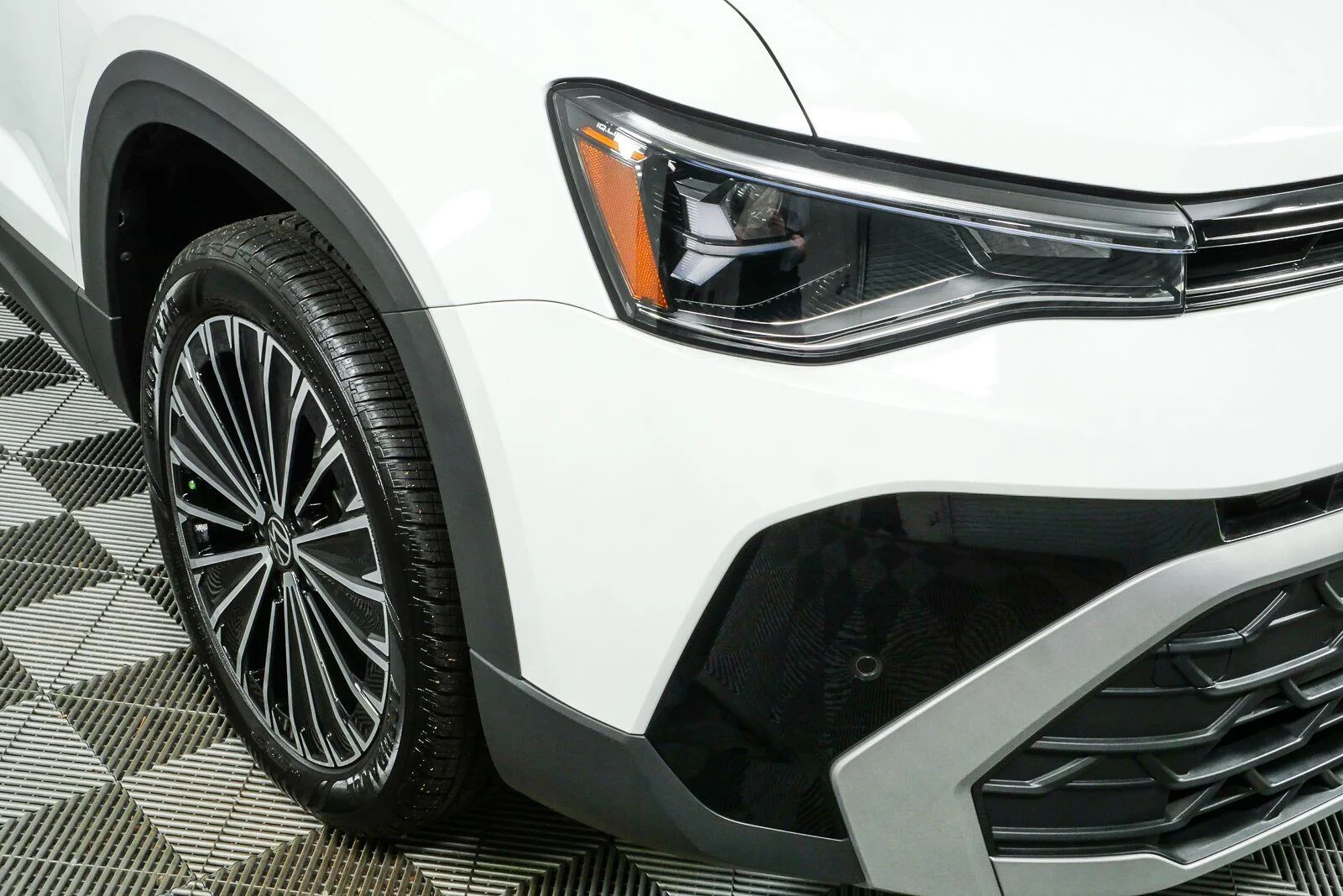 New 2026 Pure White Volkswagen SE image 36