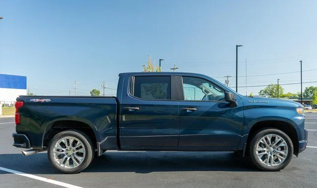 Used 2019 Blue Chevrolet Custom image 5