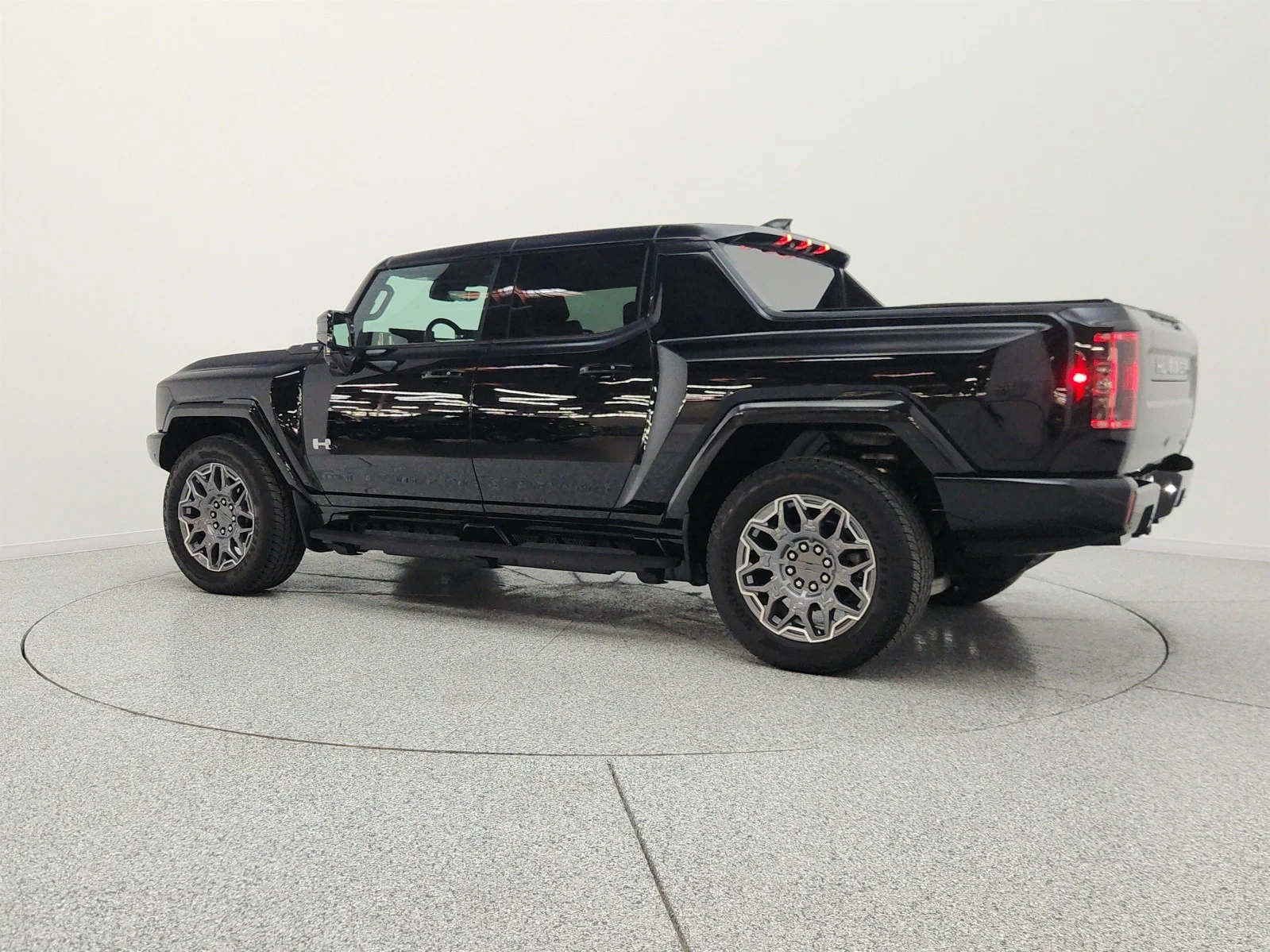 Used 2025 Void Black GMC e4WD Crew Cab 3X image 8