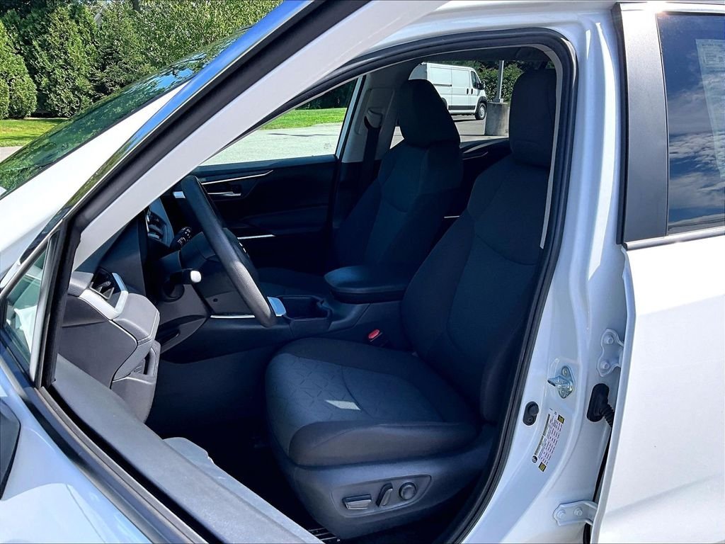 Used 2025 White Toyota XLE image 10