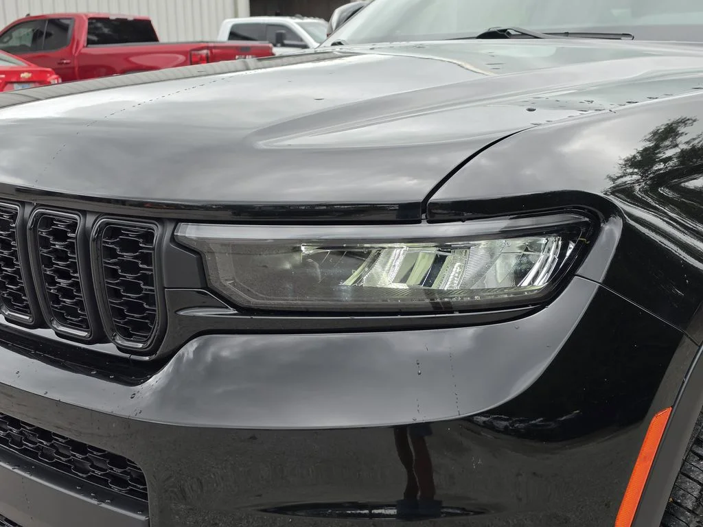 Used 2025 Diamond Black Jeep Altitude X image 7