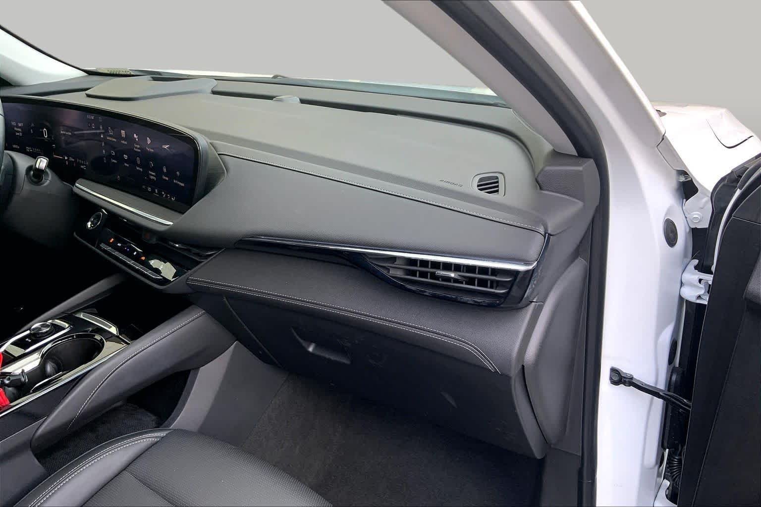 Used 2025 Summit White Buick Preferred image 18