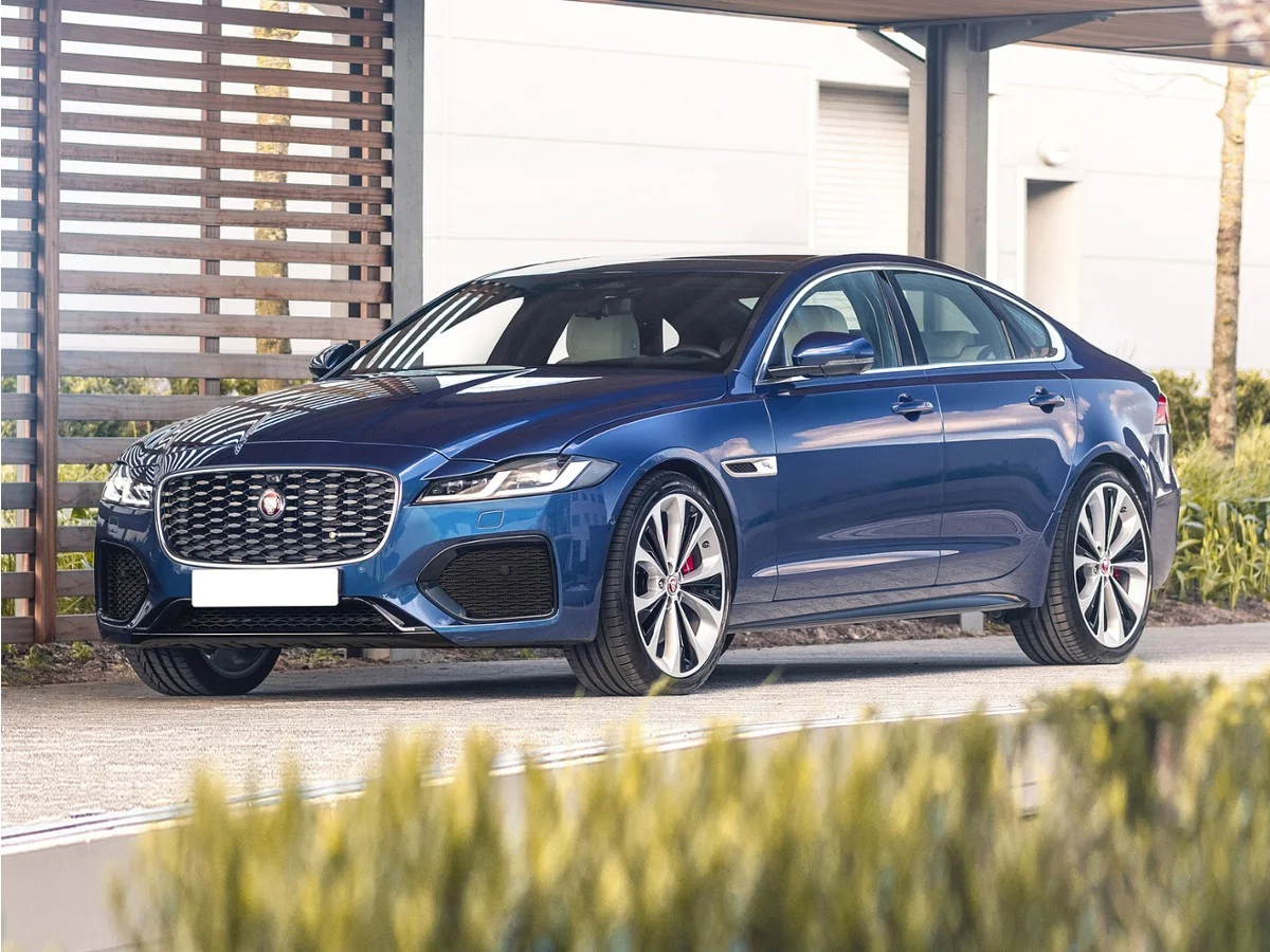 Used 2023  Jaguar SE image 1
