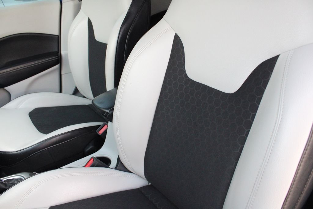 Used 2018 Blue Jeep Latitude image 4