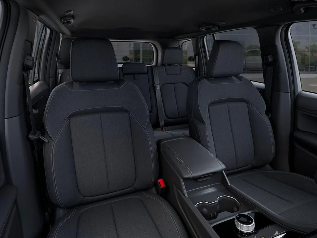 New 2025 Diamond Black Crystal Pearl-Coat Exterior Paint Jeep Laredo image 16