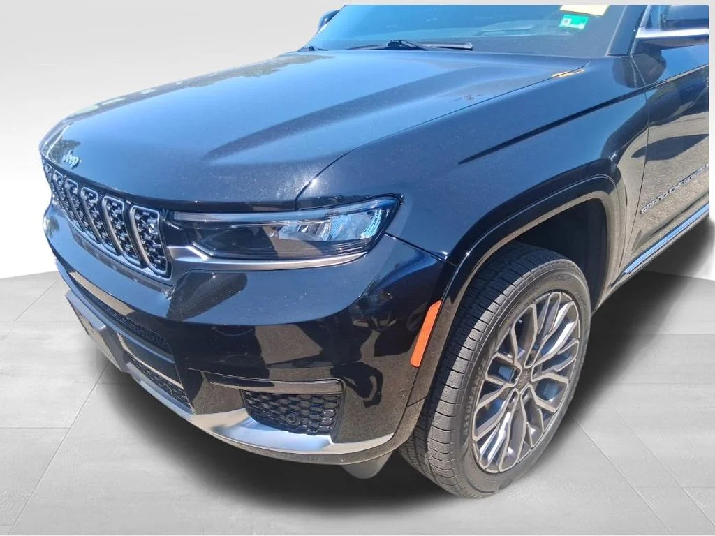 Used 2021 Black Jeep Summit image 10