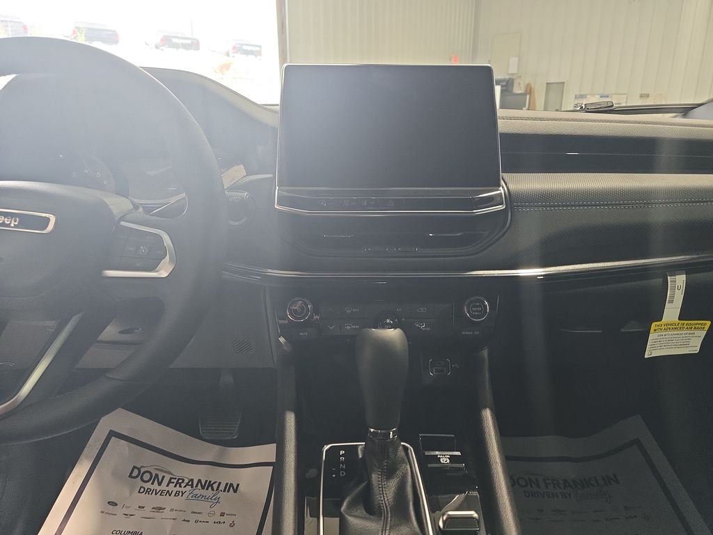 New 2026 Bright White Clearcoat Jeep Latitude image 19