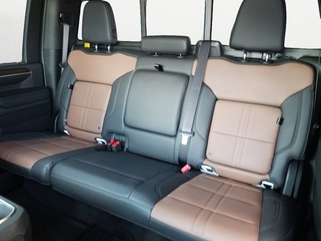 Used 2024 White Chevrolet High Country image 9
