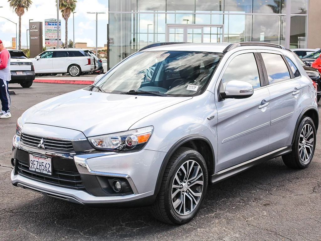 Used 2017  Mitsubishi SEL image 3