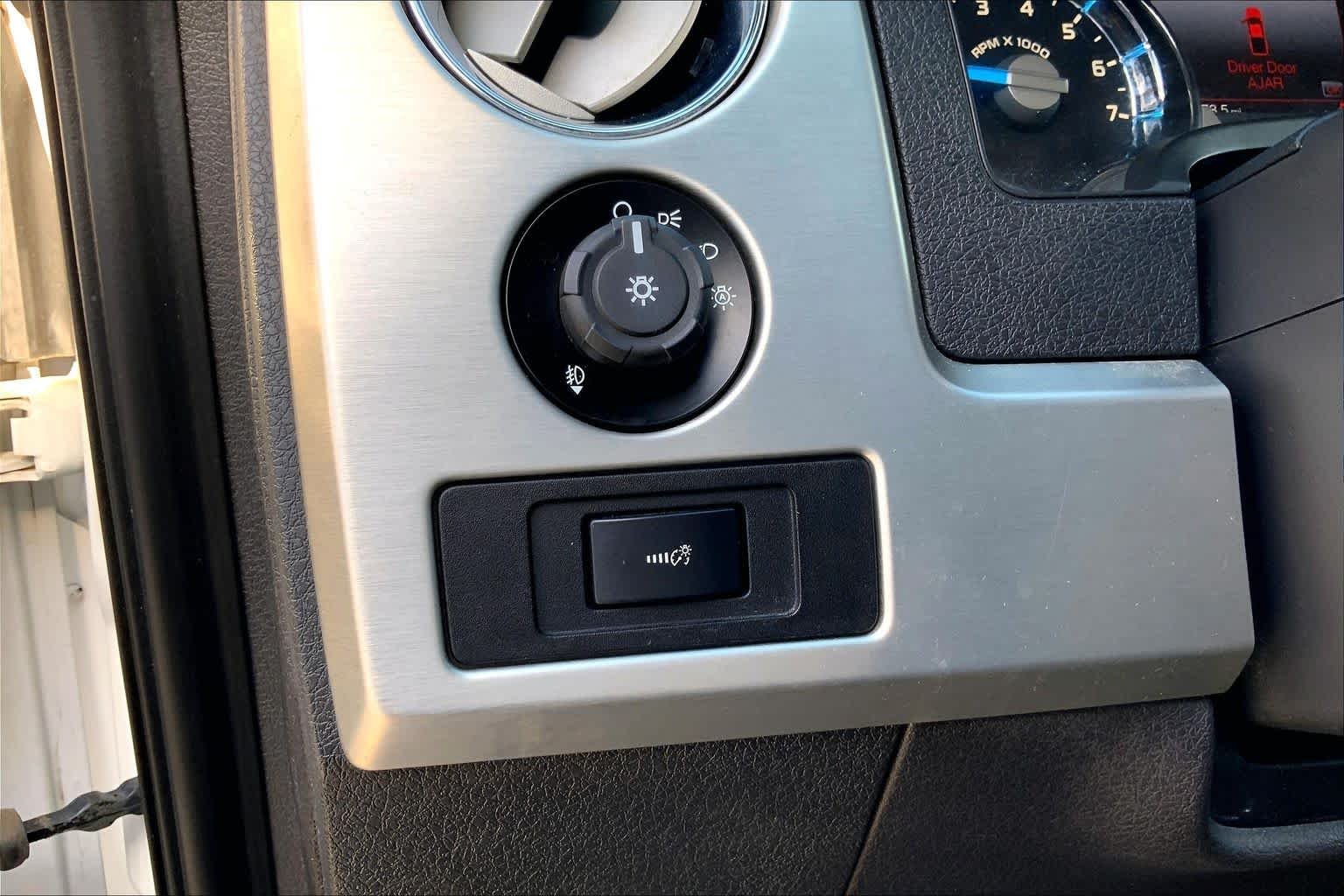 Used 2014 White Platinum Metallic Tri-Coat Ford Platinum image 33
