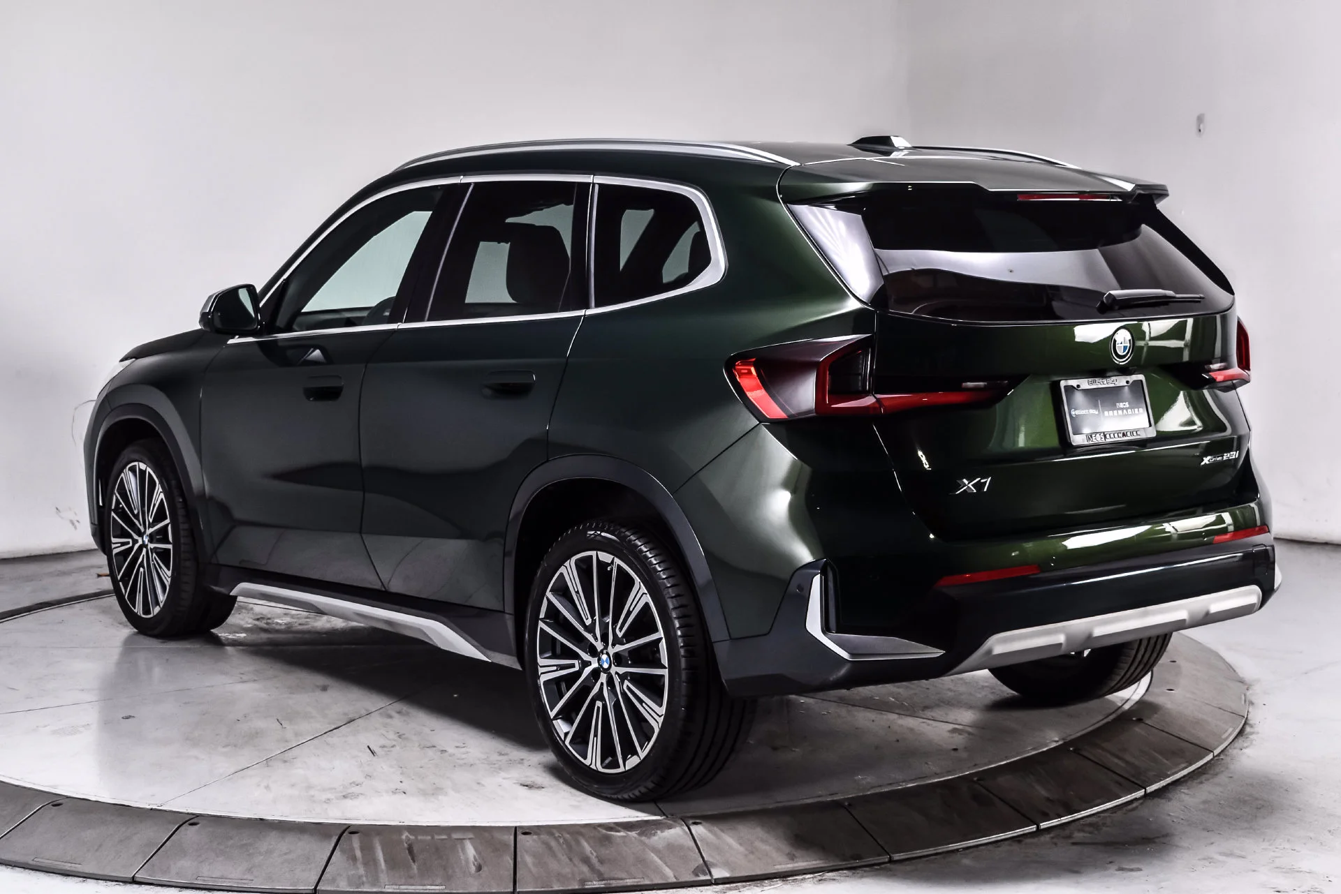 Used 2023 Green Metallic BMW xDrive28i image 4