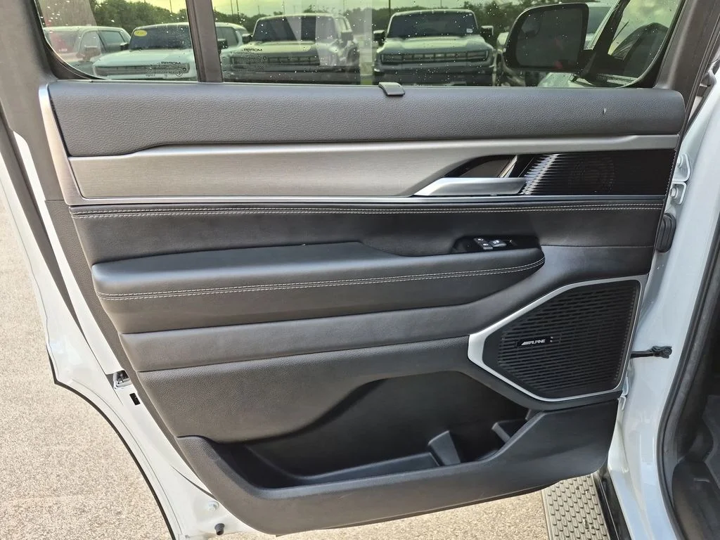 Used 2023 White Jeep Base image 34