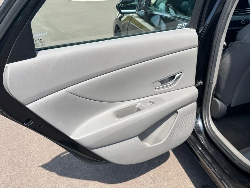 Used 2025 Black Hyundai SEL Convenience image 17