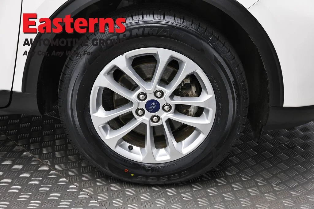 Used 2022 White Ford SE image 32