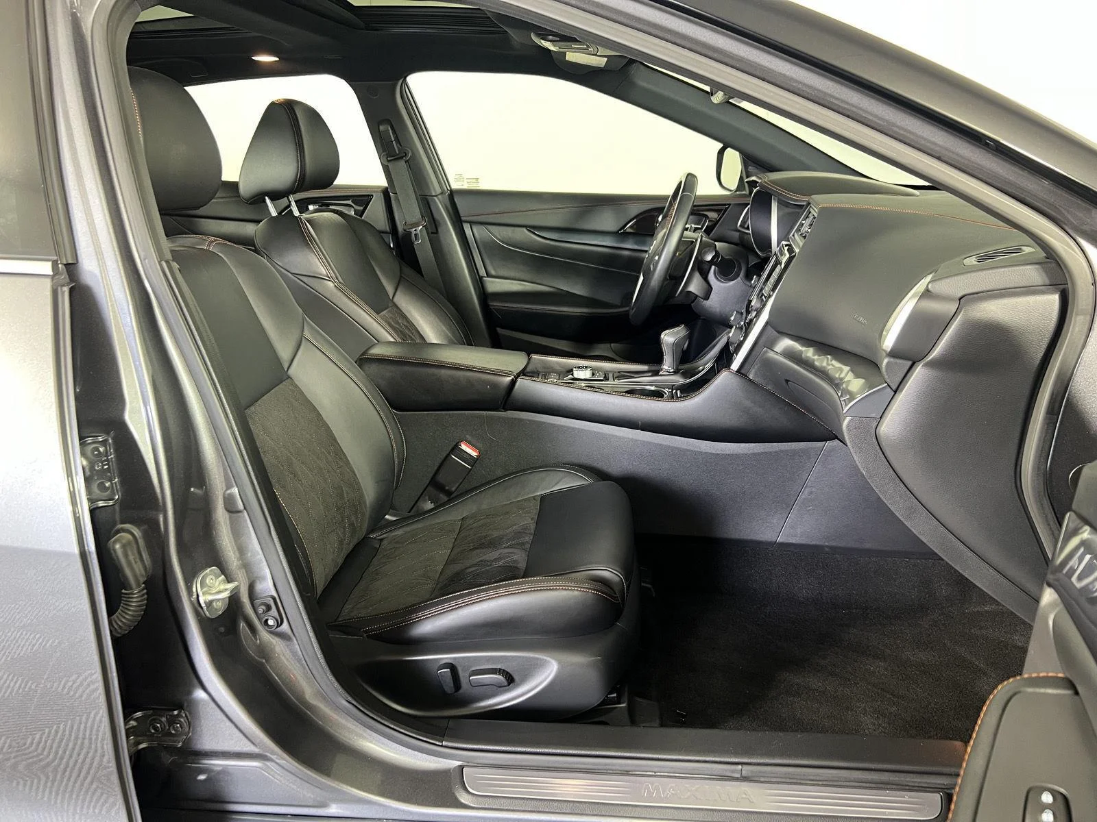 Used 2022 Gun Metallic Nissan SR image 31