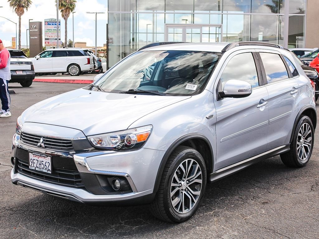 Used 2017  Mitsubishi SEL image 3