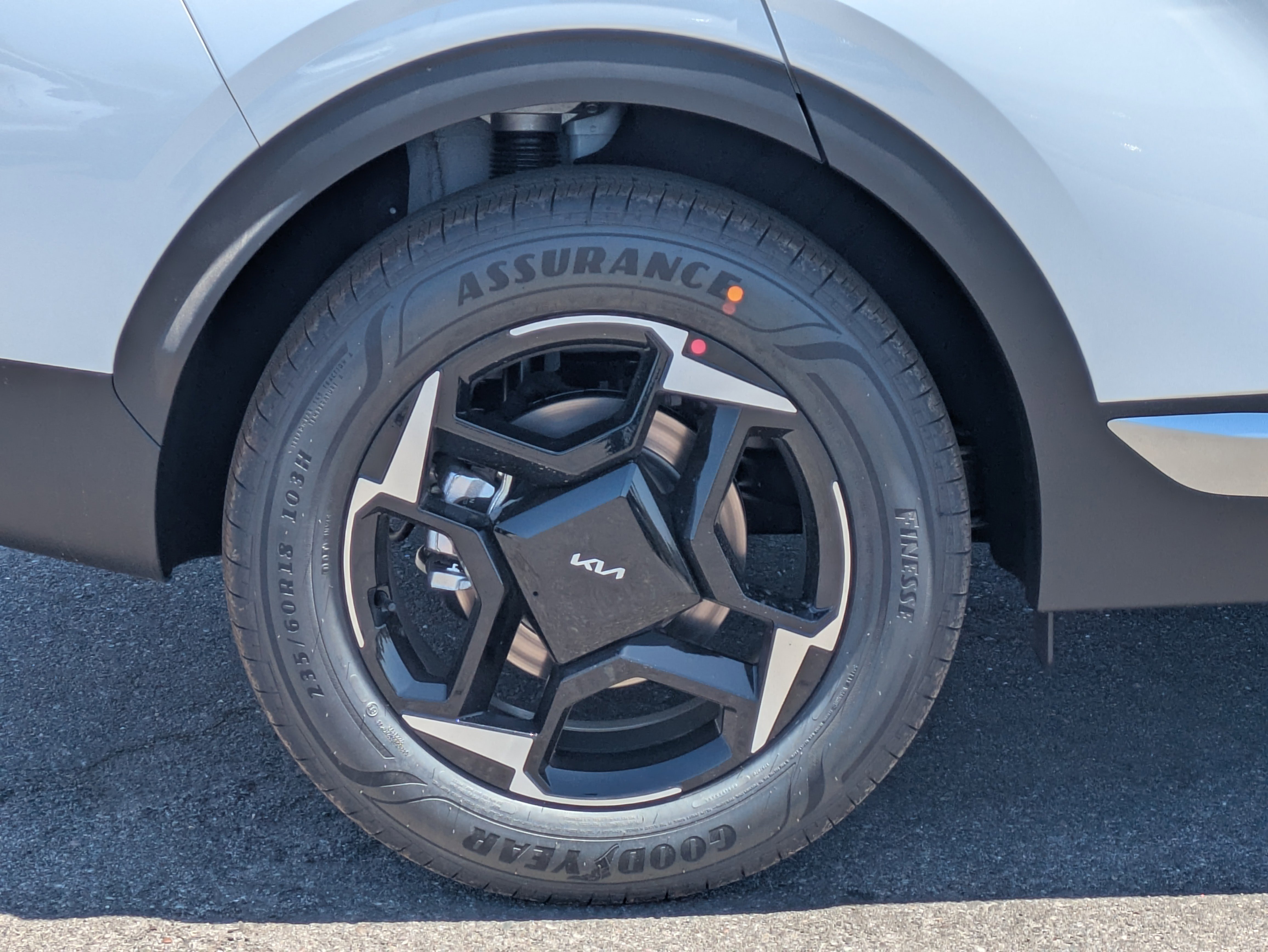 New 2026 Snow White Pearl Kia EX image 9