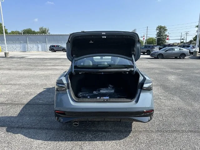 New 2026 Atlantic Gray Metallic / Super Black Two-tone Nissan SR image 29