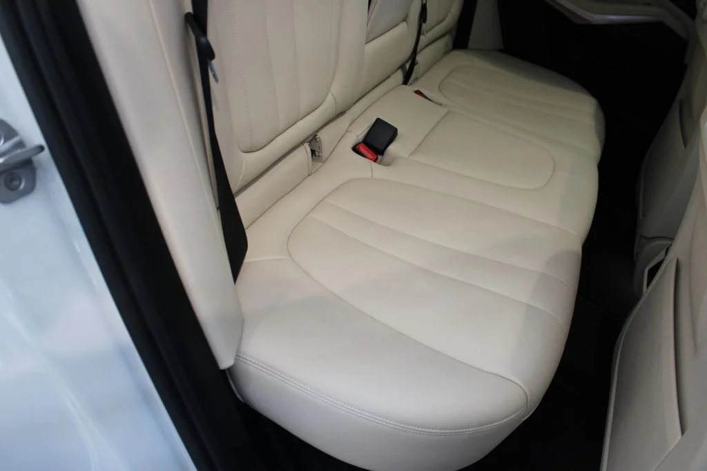 Used 2022 White BMW xDrive40i image 25