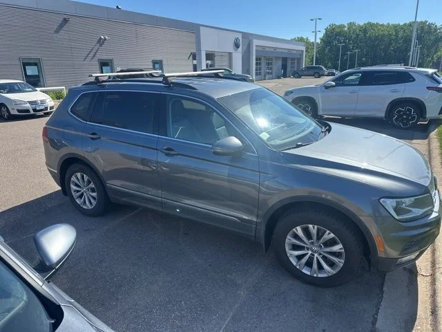 Used 2018 Platinum Gray Metallic Volkswagen 2.0T SE image 2