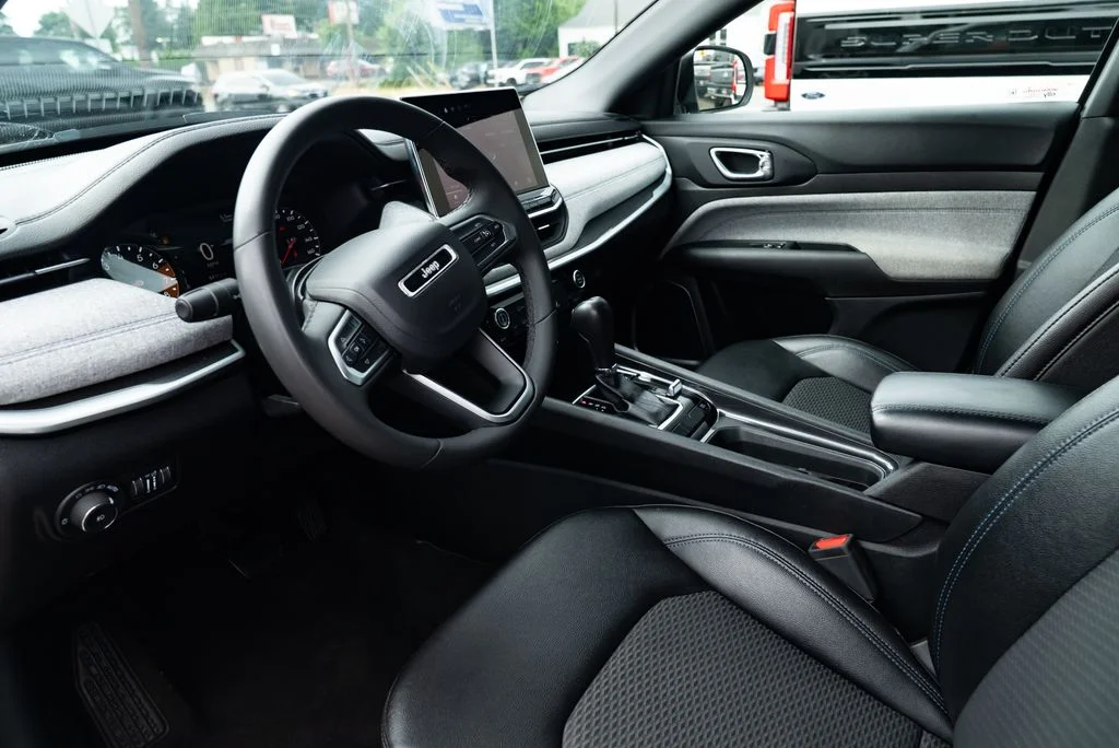 Used 2024 White Jeep Latitude image 19