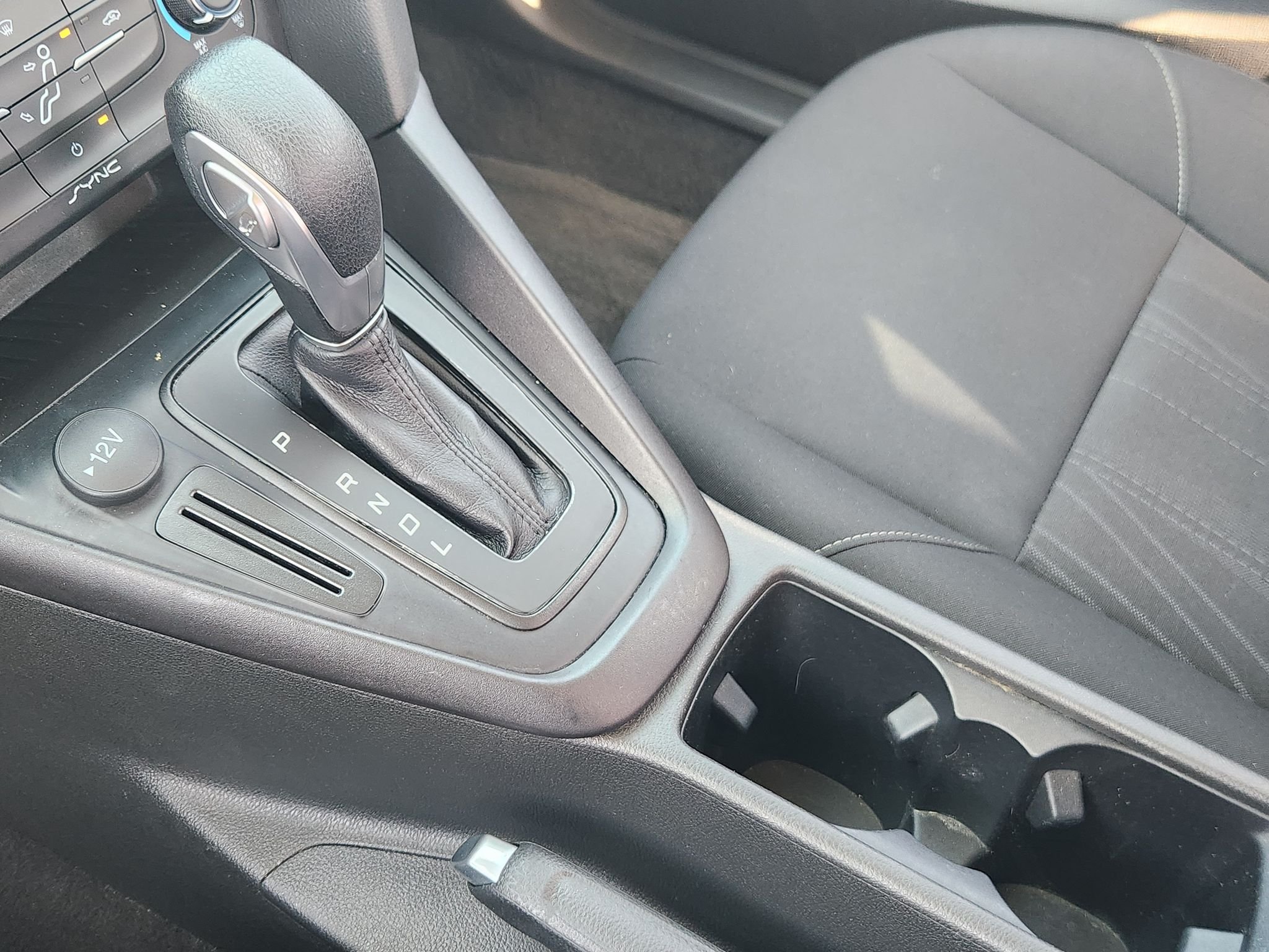 Used 2018 White Gold Metallic Ford SE image 20