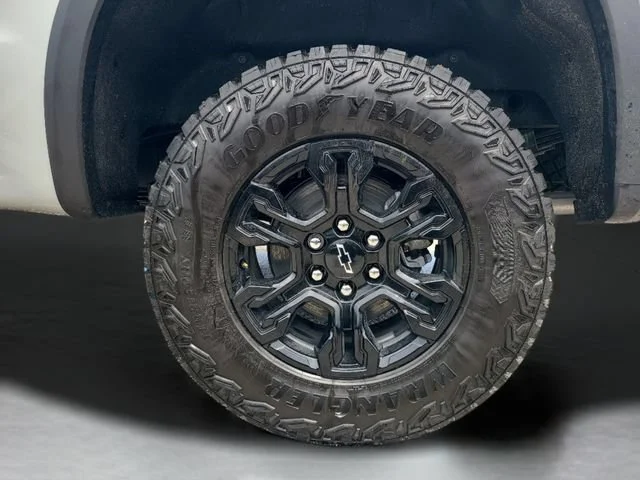 New 2026 Summit White Chevrolet ZR2 image 34
