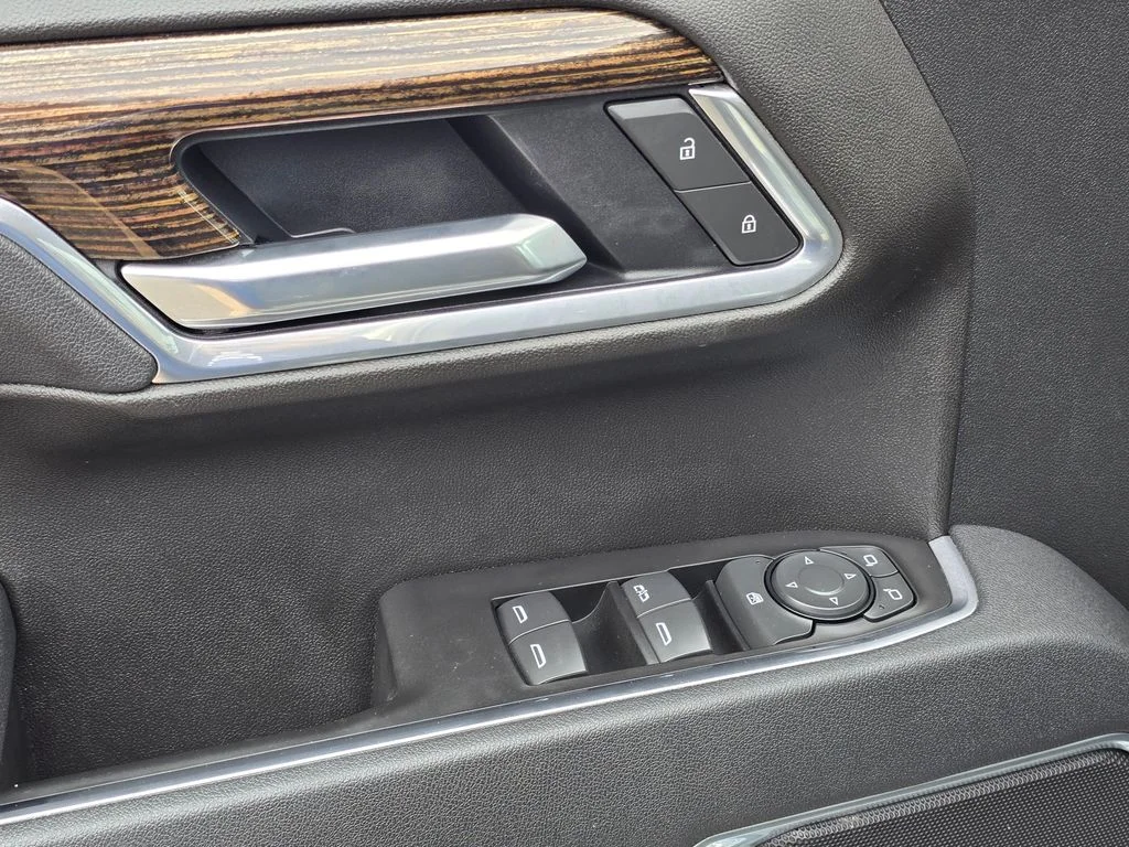 Used 2025 Sterling Metallic GMC SLE image 23