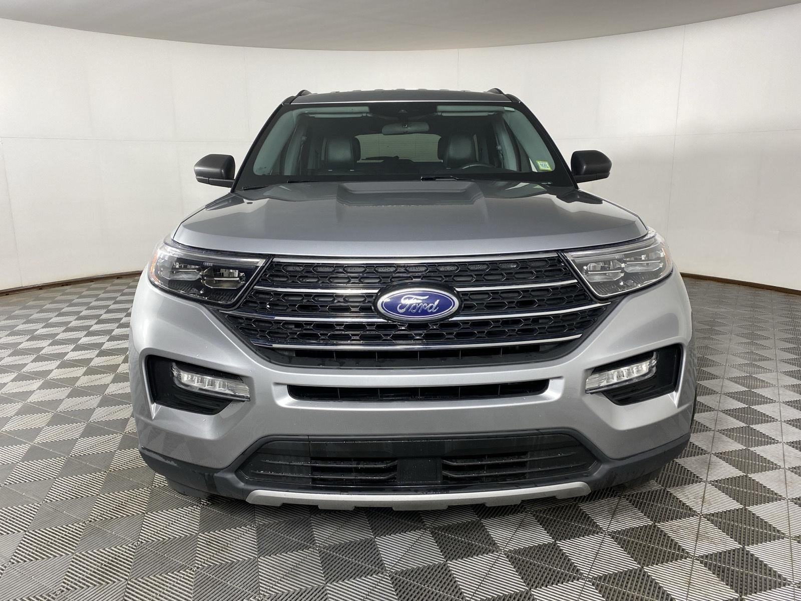 Used 2023 Iconic Silver Ford XLT image 2