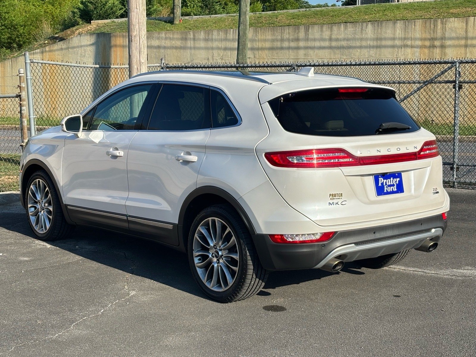 Used 2015 White Platinum Tri-Coat Metallic Lincoln Base image 3