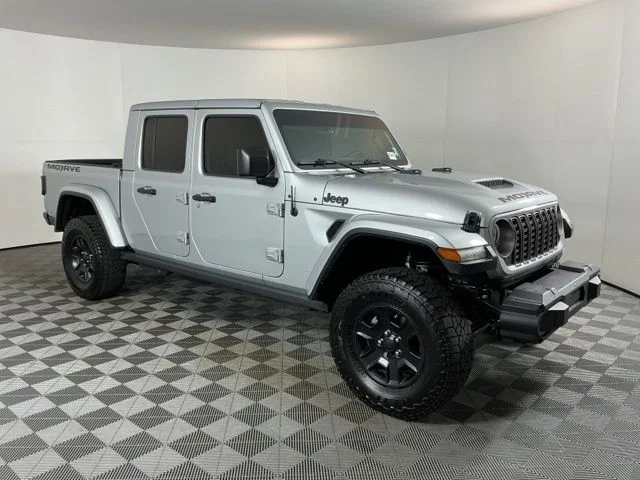 Used 2023 Silver Jeep Mojave image 3