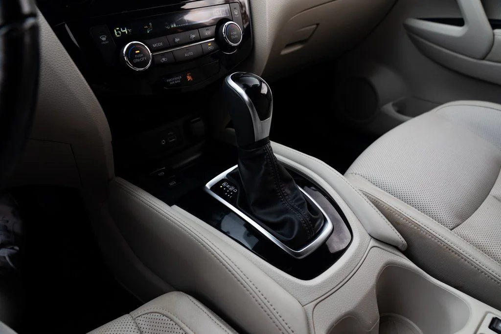 Used 2020 White Nissan SL image 18