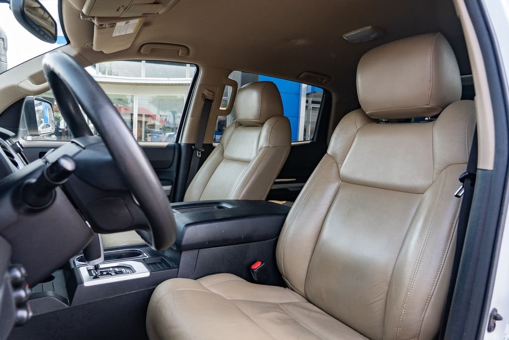 Used 2014 Super White Toyota SR5 image 25