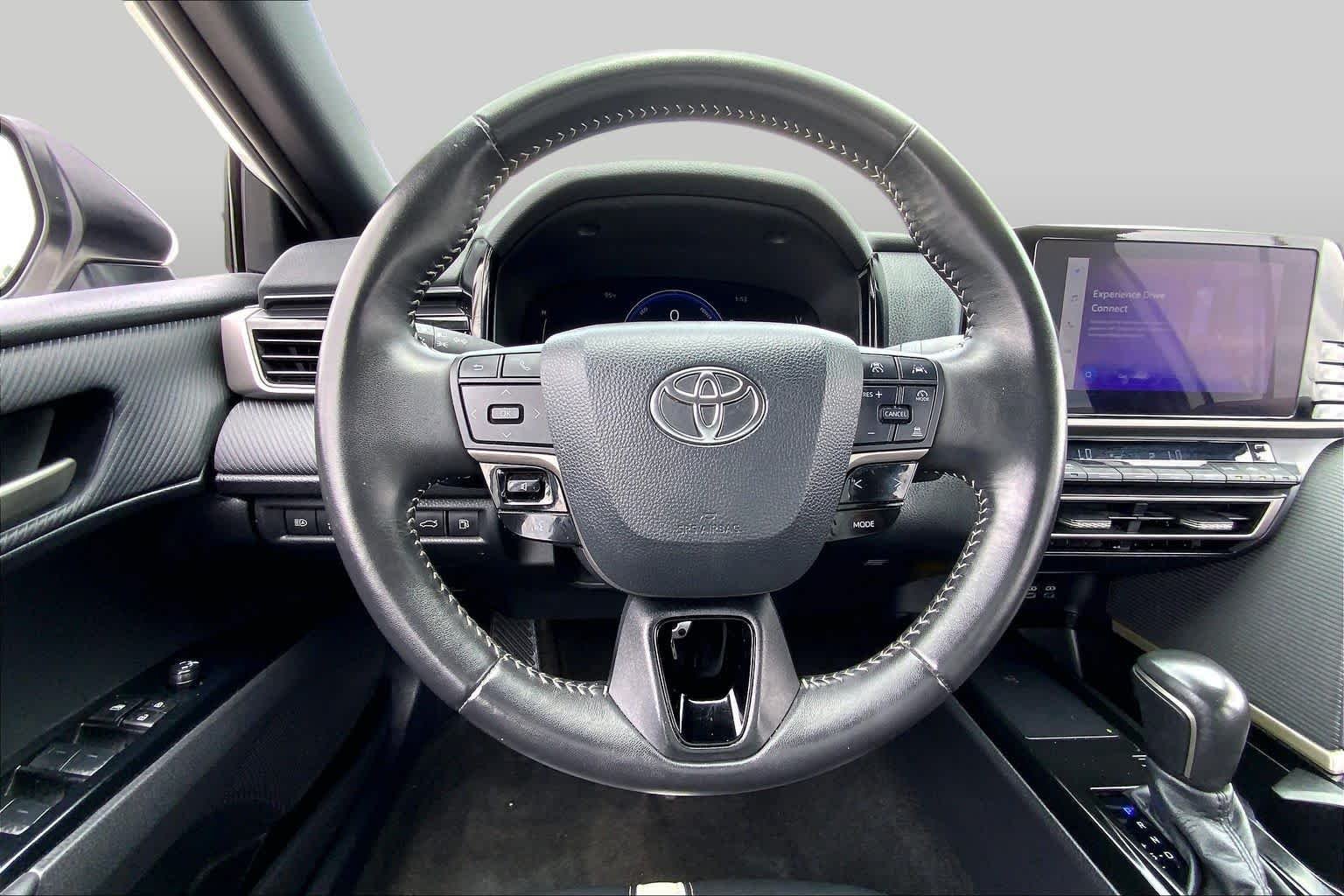 Used 2025 Ice Cap Toyota SE image 6