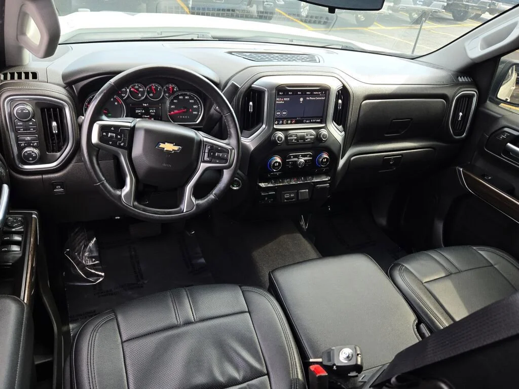 Used 2020 SUMMIT WHITE Chevrolet LT image 19