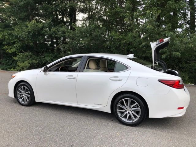 Used 2016 White Pearl Lexus 300h image 11