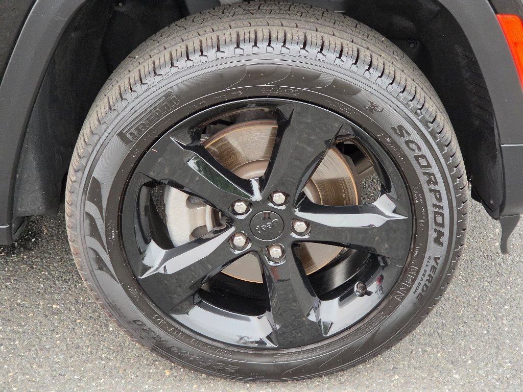Used 2026 Diamond Black Crystal Pearl Coat Jeep Limited image 4