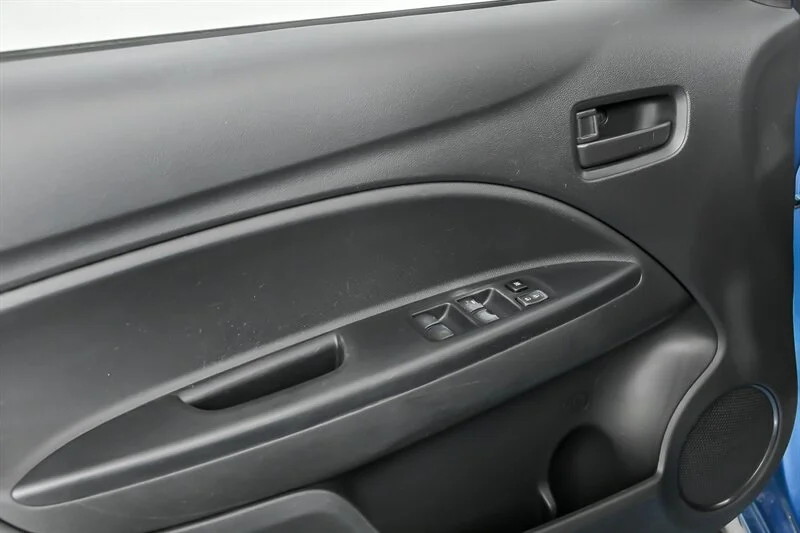 Used 2018 Sapphire Blue Mitsubishi ES image 13