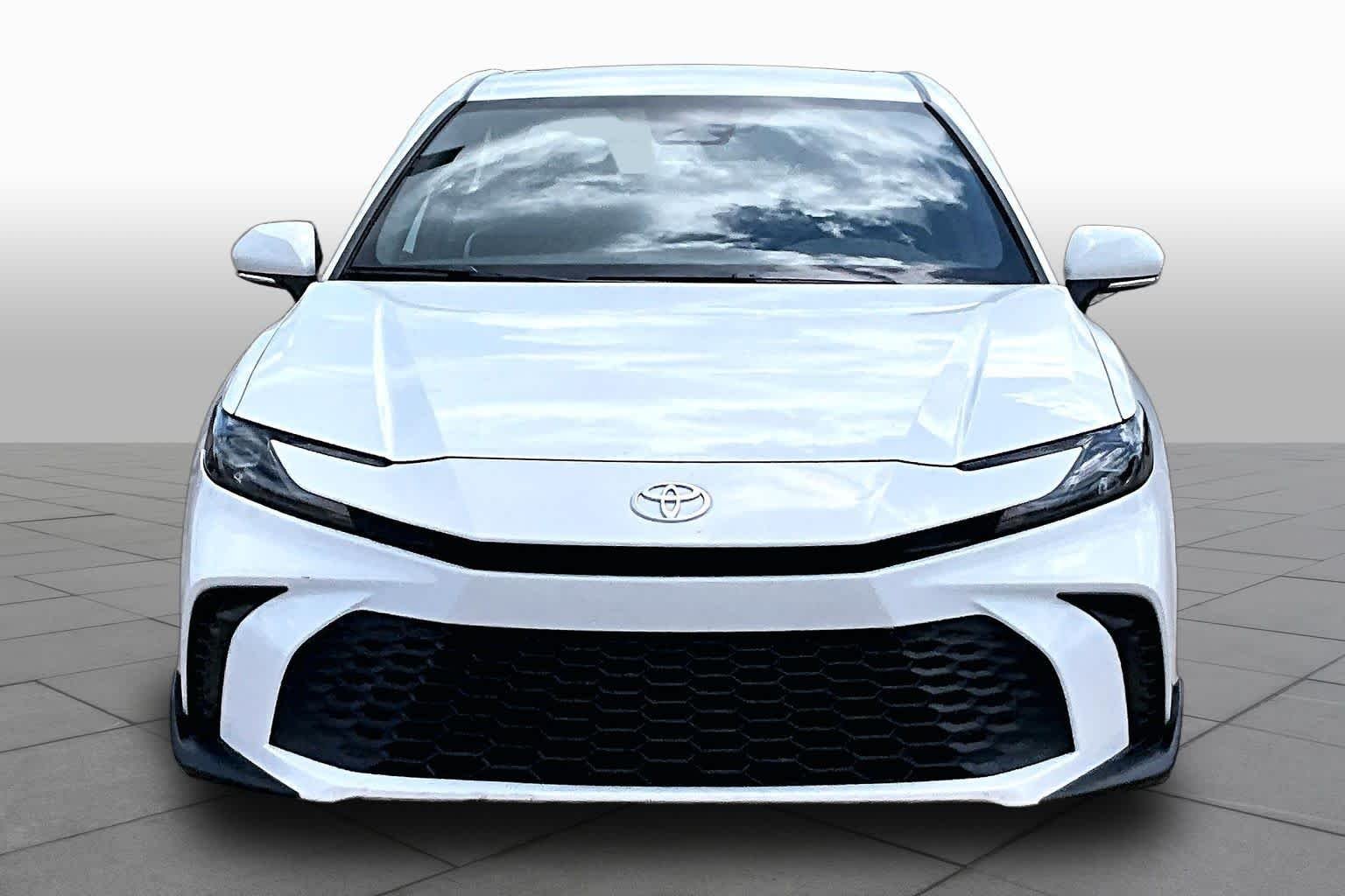 Used 2025 Ice Cap Toyota SE image 4