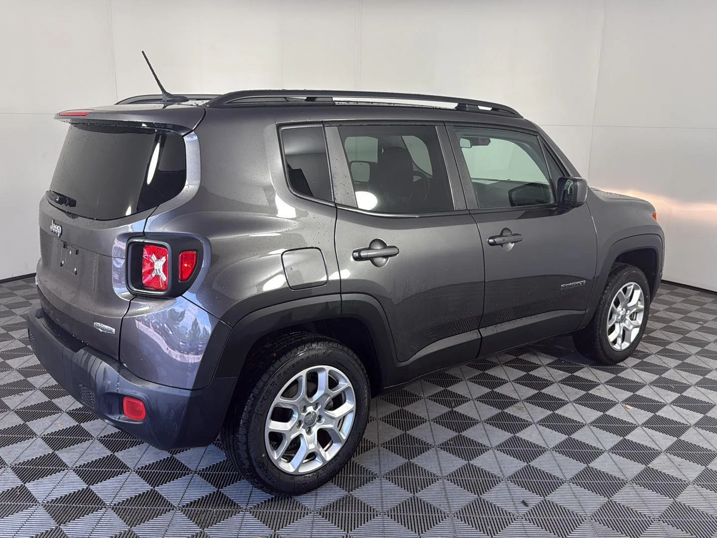 Used 2017 Granite Crystal Metallic Clearcoat Jeep Latitude image 4